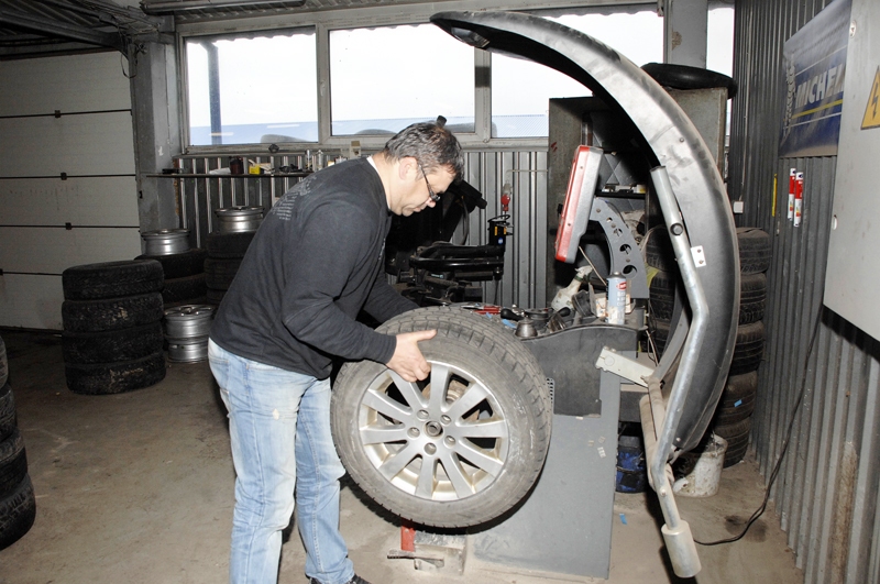 Egils Millers informē, ka maiņas ilgumu ietekmē riepu nolietojums un mašīnas disku stāvoklis.
Autors: Foto – Ivars Bogdanovs