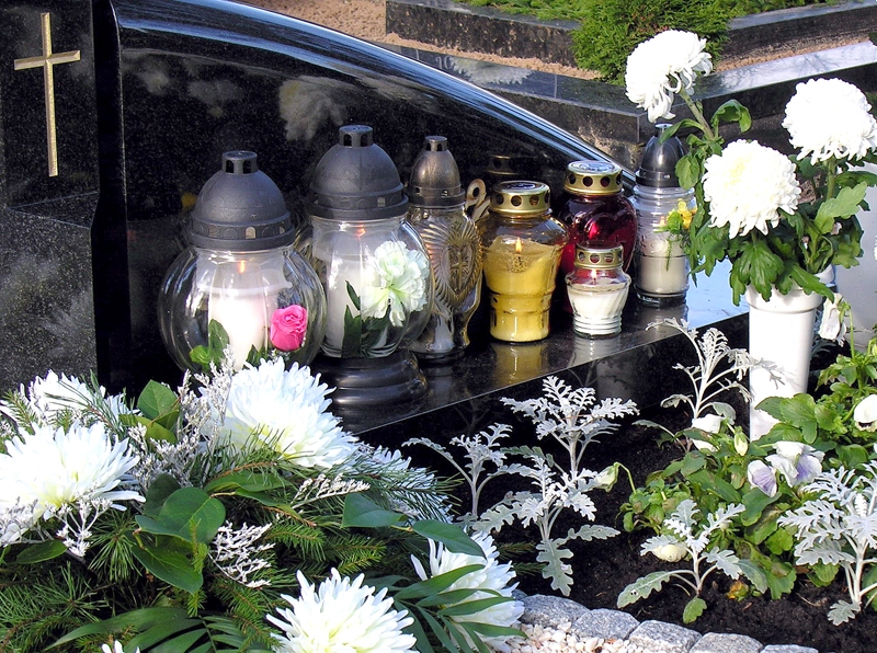 Svecīšu vakaros ļaudis steidz sakopt savu piederīgo atdusas vietas, iededz uguns liesmiņas un godina
tuvinieku piemiņu. Svecīšu vakaru precīzu norises laiku var uzzināt pie kapsētas pārvaldnieka, draudzē un pašvaldībā. 
Autors: no commons.wikimedia.org