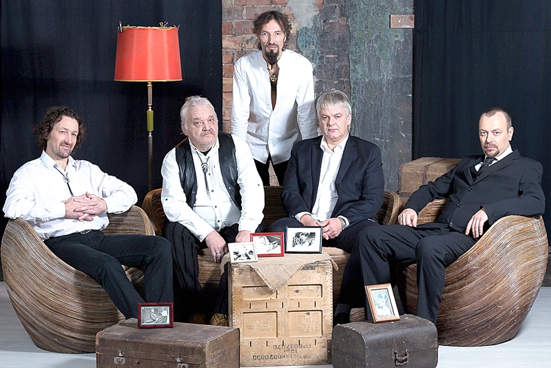 «Dakota»: no kreisās – Aleksandrs Šlujevs (ģitāra, vijole, mutes ermoņikas un bekvokāls), Edvīns Zariņš (vokāls un ģitāra), Ilvars Manfelds (sitamie instrumenti), Raitis Keišs (basģitāra un bekvokāls) un Kristaps Krievkalns (taustiņu instrumenti un bekvokāls). 
Autors: no E. Zariņa albuma