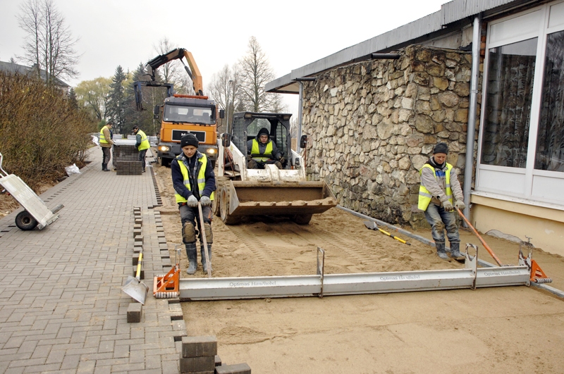 SIA «Kvintets M» vīri rosīgi strādā, bruģējot laukumu pie Grenctāles kultūras nama. 
Autors: Foto – Ivars Bogdanovs