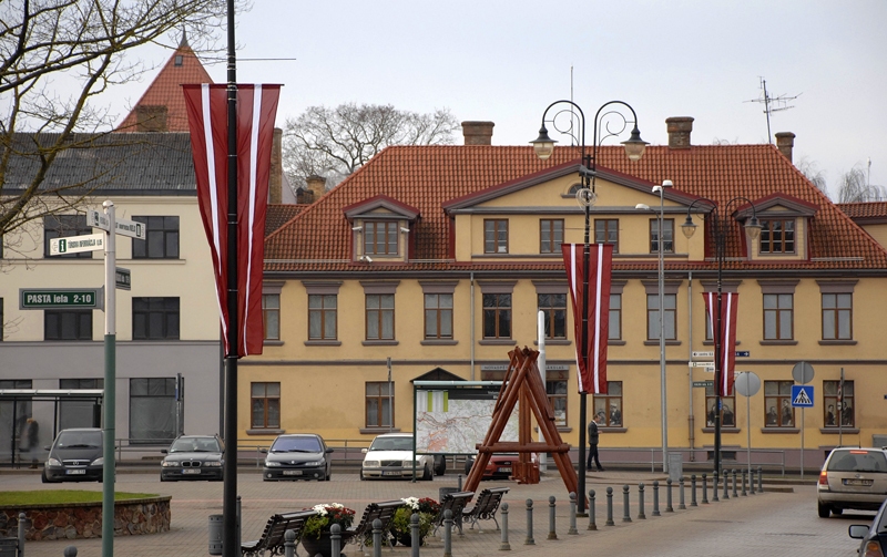 Bauskas Rātslaukumā, sagaidot Latvijas valsts 95. gadadienu, pie apgaismes stabiem piestiprināti lieli valsts karogi. 
Autors: Ivars Bogdanovs