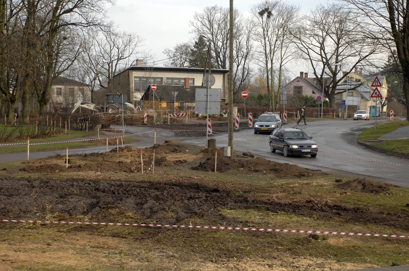 Uzvaras ielas un Brīvības bulvāra krustojumā sākta sagatavošanās rotācijas apļa izbūvei. 
