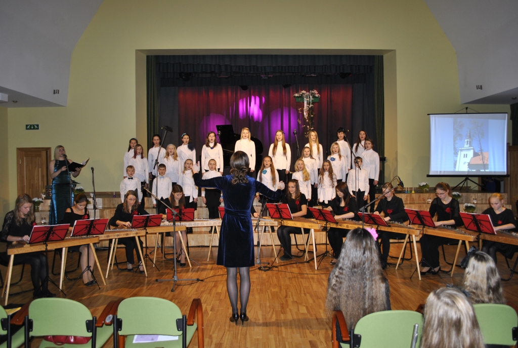 Skolas koris muzicēja kopā ar absolventi solisti Andu Vaičekoni.
Autors: Antra Ērgle