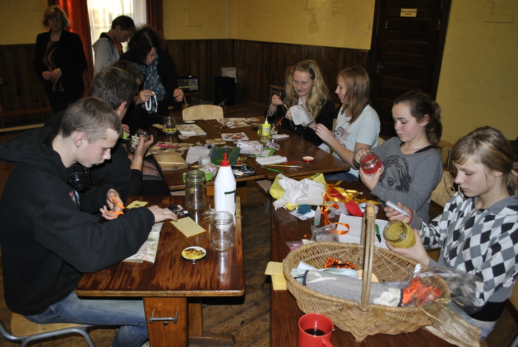 Vineta Lamberte ierādīja skolēniem praktisku lukturīšu darināšanu no stikla traukiem.
Autors: ANTRA ĒRGLE