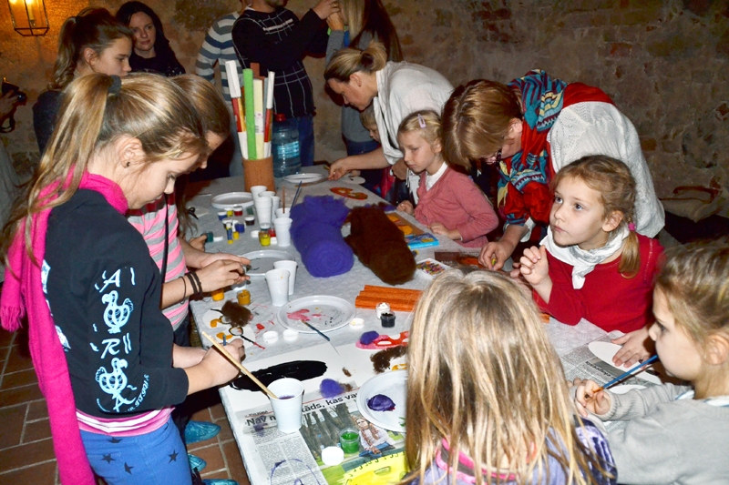 Radošajās darbnīcās visaktīvāk maskas darināja un krāsoja mazākie apmeklētāji. 
Autors: Kristaps Ābelnieks
