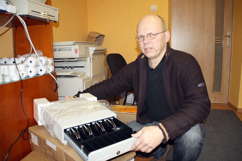 Aldis Lībietis teic, ka lielākajai daļai tirgotāju naudas lādes ir piemērotas eiro naudaszīmēm. 
Autors: Foto – Uldis Varnevičs