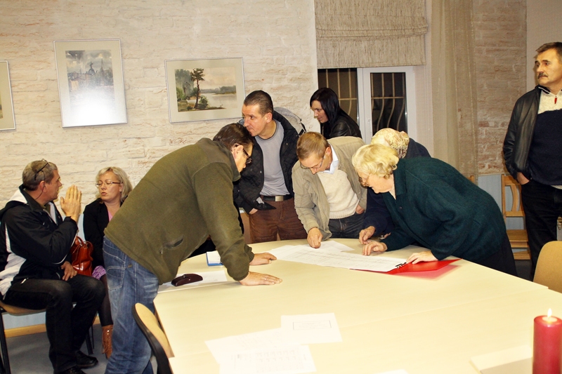 Iedzīvotāji pēta Pļavu ielas 8. namā veikto darbu sarakstu, lai uzzinātu, kas izdarīts. 
Autors: Foto – Uldis Varnevičs