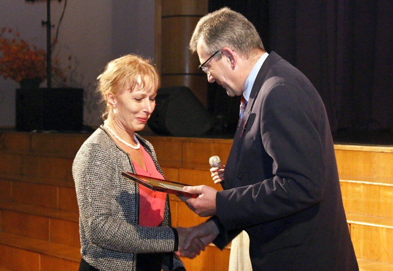 Piemiņas veltes un ziedus saņēma 21 amatierkopas vadītājs. Attēlā – deju kopu «Mēmelīte» un «Mēmele» vadītāju Ligitu Irbīti sveic Bauskas novada domes priekšsēdētājs Raitis Ābelnieks.

Autors: Foto – Linda Kaufmane