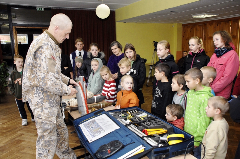 Ainārs Liecis stāsta par zemessargu ikdienu un iepazīstina ar biežāk izmantotajiem munīcijas neitralizēšanas ieročiem. 
Autors: Ivars Bogdanovs