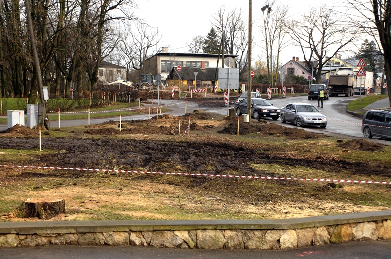 Bauskā, Uzvaras ielas un Brīvības bulvāra krustojumā, sākta sagatavošanās rotācijas apļa izbūvei. 
Autors: Ivars Bogdanovs