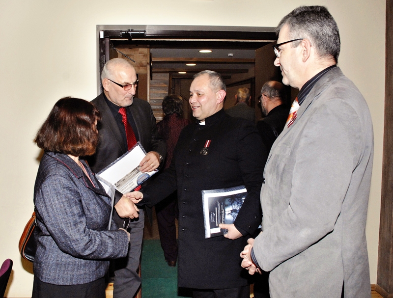 Latvijas Tautas frontes kādreizējie aktīvisti. Sirsnīgā sarunā vienojušies Inta Baltgalve, Jānis Rāzna, Romāns Grantovskis un Raitis 
Ābelnieks.
Autors: Foto – Ivars Bogdanovs