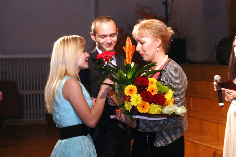 Piemiņas veltes un ziedus saņēma 21 amatierkopas vadītājs. Attēlā – deju kopu «Mēmelīte» un «Mēmele» vadītāja Ligita Irbīte (no labās) saņem sveicienus.
Autors: Linda Kaufmane