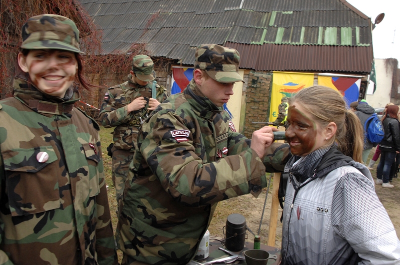 Lāčplēša dienai veltītajā pasākumā Bauskas bērnu un jauniešu centra pagalmā skolēni izmantoja iespēju iemēģināt karavīru maskēšanās krāsas.
Autors: Ivars Bogdanovs