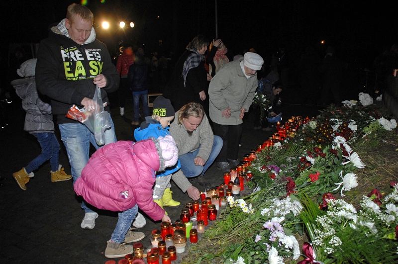 Pieminēt Latvijas Brīvības cīņās kritušos karavīrus pirmdienas vakarā pie viņiem celtā pieminekļa Bauskā bija ieradušies novada domes pārstāvji, zemessargi, jaunsargi, seniori un lielākoties ģimenes ar bērniem. Noliekot svecītes un ziedus pieminekļa pakājē, atnākušo acis pauda mīlestību šai valstij un cieņu pret karavīriem. 
Autors: Ivars Bogdanovs