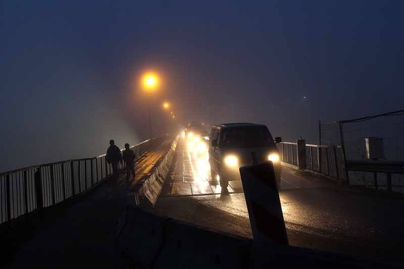 Tumšajā un miglainajā laikā Mūsas pagaidu tilta vienā galā nostājoties, izskatās, ka tilts ir bezgalīgs. 
Autors: Foto – Uldis Varnevičs