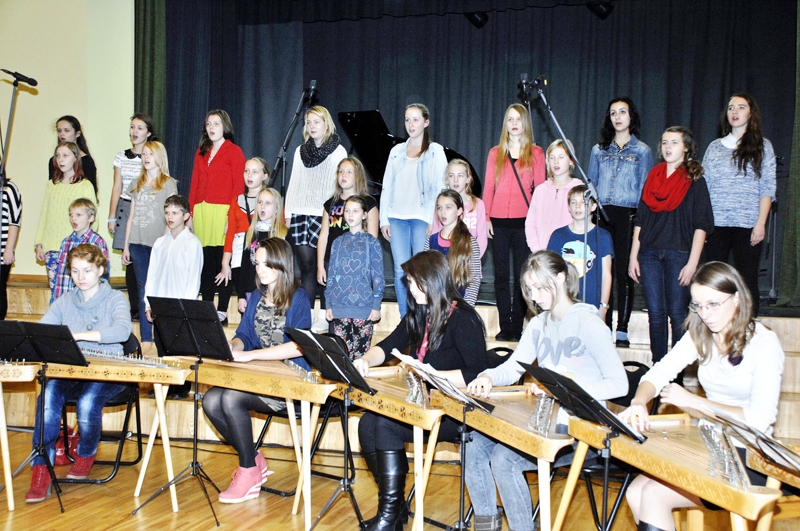 Iecavas mūziķu firmas zīme – koris un koklētāju ansamblis uzstājas kopā. Pirmā no labās – pedagoģe Alise Veisa.
Autors: Foto – Ivars Bogdanovs