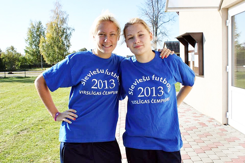 Rīgas Futbola skolas audzēknes – baušķeniece un viena no populārākajām sportistēm interneta balsojumā Elīza Spruntule (no labās) un Anastasija Ročāne – uz pēdējo Latvijas sieviešu futbola virslīgas spēli ieradās šādos krekliņos.
Autors: Foto no A. Ročānes albuma. 