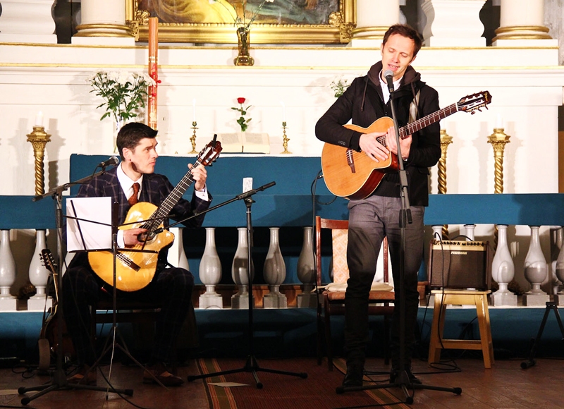 Labdarības koncerts. Renārs Kaupers un Kaspars Zemītis pusotrā stundā savaldzināja publiku ar sirsnīgu sniegumu. 
Autors: Artūrs Enkurs