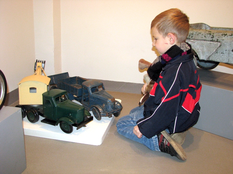 Rīdzinieks Kārlis Barons aplūko rotaļlietas, ar kādām savulaik spēlējās viņa tētis. 
Autors: Vilnis Auzāns