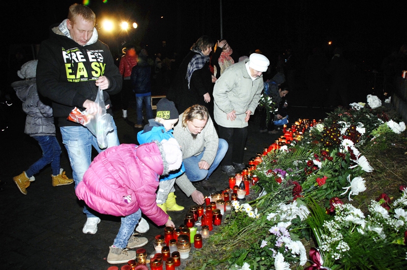 Pieminekļa pakājē pirmdienas vakarā baušķenieki lika ziedus un iededza svecītes.
Autors: Ivars Bogdanovs