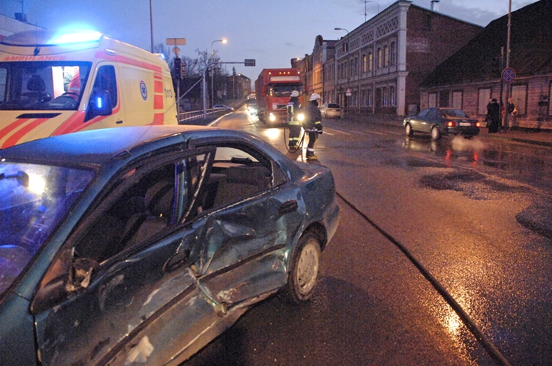 Kalna un Plūdoņa ielas krustojumā Bauskā darbdienās ir ļoti dzīva kustība, tāpēc luksofora nedarbošanās izraisījusi avārijas situāciju.
Autors: Ivars Bogdanovs