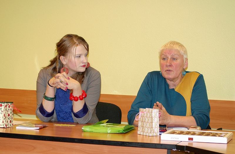 Santa Arāja (no kreisās) un Lilita Seržāne veidoja interesantus dialogus par to, ka audžuģimene nudien nav tas pats, kas bērnunams.
Autors: Foto – Lauma Ieveniece