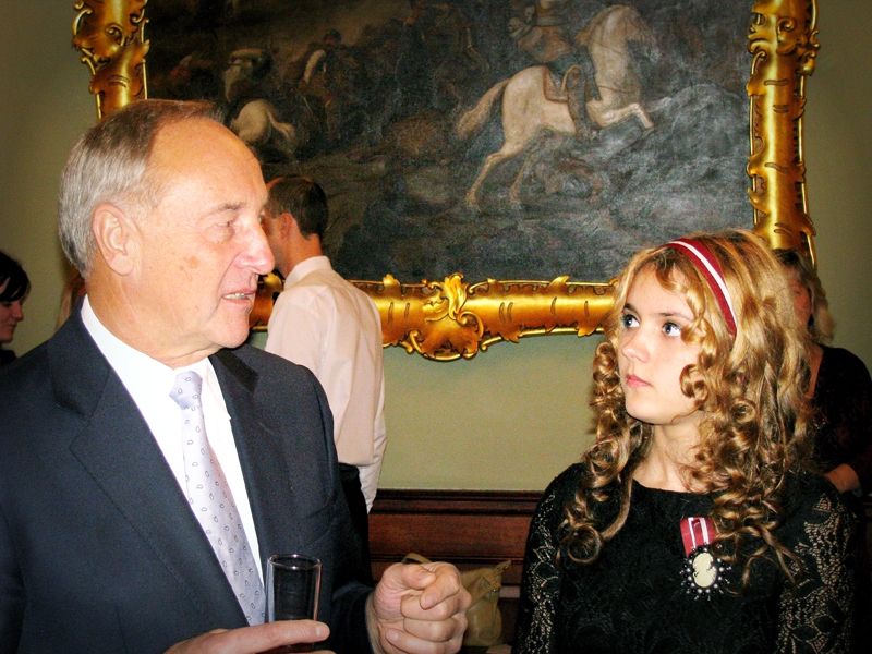 Konkursa uzvarētāju godināšanā. Valsts prezidents Andris Bērziņš sarunā ar Bauskas pamatskolas 9. klases audzēkni, vienu no konkursa uzvarētājām Elzu Sējēju.

Autors: Valsts prezidenta kancelejas arhīva.