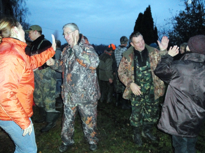 Vīru un sievu kopējās medībās iederīgas dejas un atrakcijas. 
Autors: Mārīte Ozoliņa