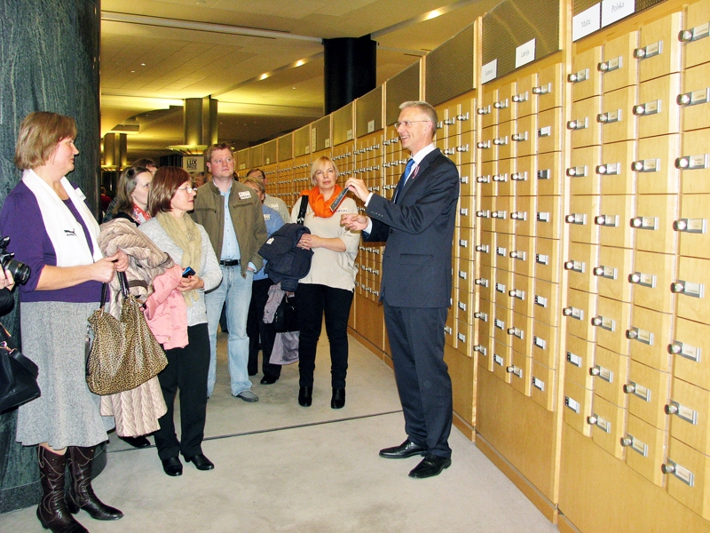 Krišjāņa Kariņa, EP deputāta, viesu pulkā arī Bauskas novada iedzīvotājas – Valsts sociālās apdrošināšanas aģentūras darbiniece Mārīte Agruma (pirmā no kreisās) un Ceraukstes pagasta kultūras darba organizatore Inita Gilberte.
Autors: Foto – Vilnis Auzāns