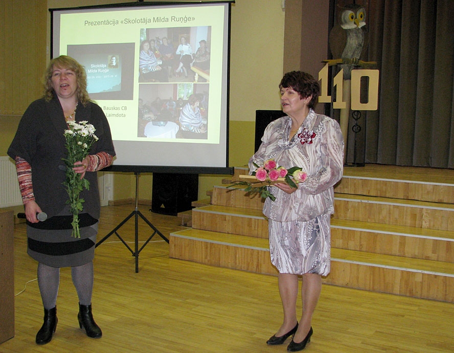 Dziesmu bibliotēkai jubilejā velta Bauskas novada domes deputāte Daira Jātniece. 
Autors: Vilnis Auzāns