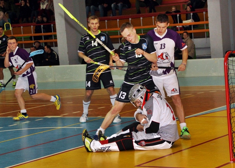 Elvi Holstu vārtos no pretinieku uzbrukumiem cenšas pasargāt Dinārs Vaitaitis. 
Autors: Uldis Varnevičs