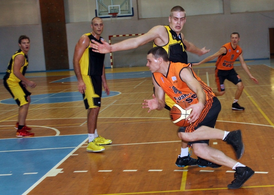 Ivars Zemītis (ar bumbu) spēlē pret «STASIS Alūksne» guva 28 punktus. 
Autors: Uldis Varnevičs