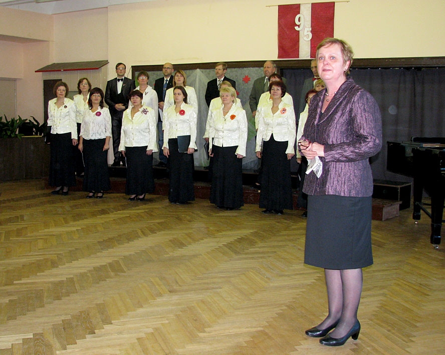 Valsts svētkos brunaviešus sveic pagasta pārvaldes vadītāja Baiba Marčenkova.
Autors: Vilnis Auzāns