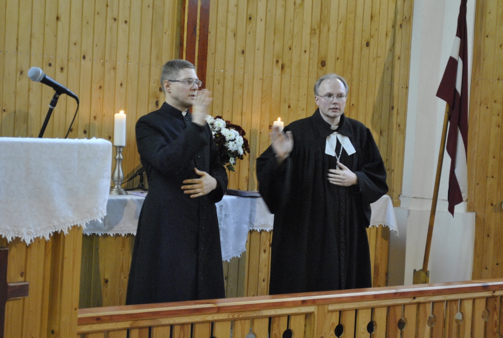 Luterāņu un katoļu mācītāji Rolands Radziņš (no labās) un Arnis Vizbelis Iecavā vadīja kopīgu dievkalpojumu par godu valsts svētkiem.
Autors: Madara Ērgle