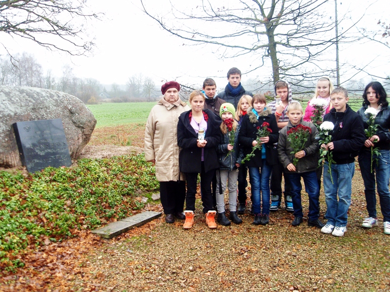 Lāčplēša dienā Pamūšas skolas audzēkņi nolika ziedus ģenerāļa Berķa piemiņas vietā Īslīces pagastā. 
Autors: no skolas arhīva