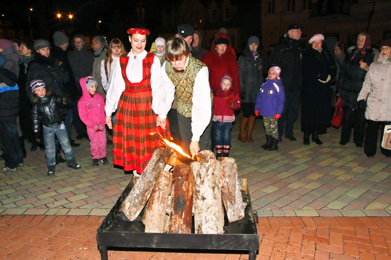 Bauskas Rātslaukumā 18. novembrī svētku brīdis bija īpašs – ar ugunskuru un salūta ziediem.
Autors: Foto – Linda Kaufmane