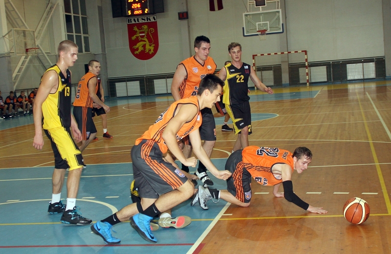 Spēlētāji Rinalds Ņikaņins (vidū) un Toms Vilks gatavi cīnīties par bumbu arī uz grīdas.
Autors: Uldis Varnevičs