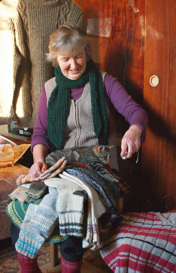 
Kamēr Janīna Romanova rada «ekipējumu» aukstajam gadalaikam, tikmēr ar dzijas kamoliņiem spēlējas jaunākais ģimenes loceklis – kaķēns. Foto – LAUMA IEVENIECE
Autors: Lauma Ieveniece