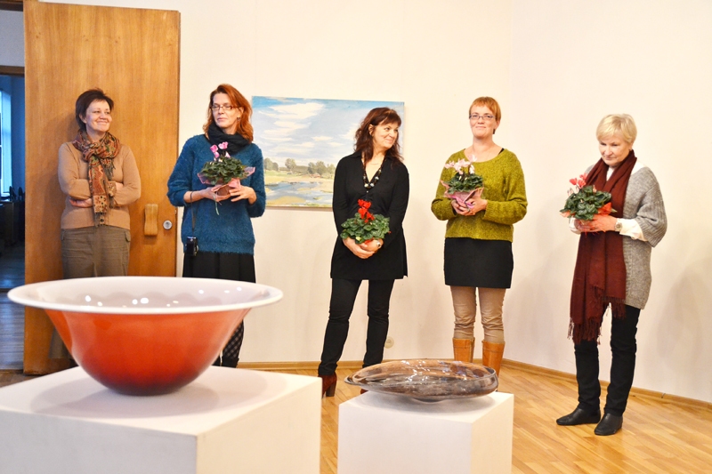 Izstādē «Grupa». Muzeja mākslas nodaļas vadītāja Ilga Balode (no kreisās), stikla mākslinieces Vineta Groza, Sandra Utāne, Inguna Audere, Inita Ēmane.
Autors: Kristaps Ābelnieks