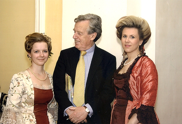 Kas sagādā prieku princim Ernstam Johanam Bīronam? Vai daiļās Rundāles pils dāmas Ruta Biļeviča (no kreisās) un Aiva Dūmiņa vai viņu frizūras, ko veidojusi Daiga Simanoviča?
Autors: no D. Simanovičas albuma