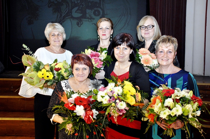 «Gada skolotājas 2013». Pirmajā rindā no kreisās: Lilita Vanaga, Evita Cera, Linuta Ģerģe. Otrajā rindā no kreisās: Māra Zelmene, Evija Bonāte un Aija Vanaga.
Autors: Foto – Ivars Bogdanovs
