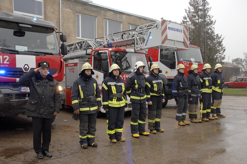 Valsts ugunsdzēsības un glābšanas dienesta Bauskas daļas ugunsdzēsēji un viņu komandieris Vadims Kuzmičs godina lielveikala traģēdijā bojā gājušos kolēģus, kā arī pārējos cilvēkus. 
Autors: Ivars Bogdanovs