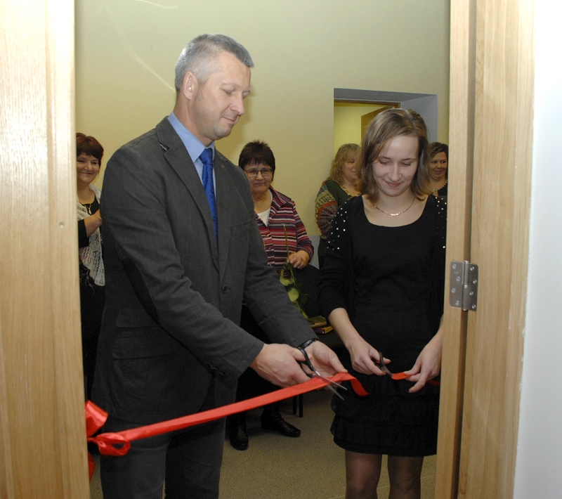 Ieejot izremontētajās telpās, lenti svinīgi pārgriež Mežotnes pagasta pārvaldes vadītājs Normunds Vāvers un bibliotēkas vadītāja Elīna Nagliša.
Autors: Ivars Bogdanovs