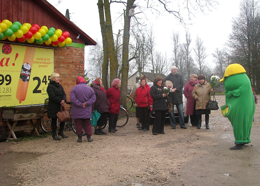 Pirms veikala atvēršanas ceraukstiešus izklaidē zaļais «Elvis».
Autors: Vilnis Auzāns