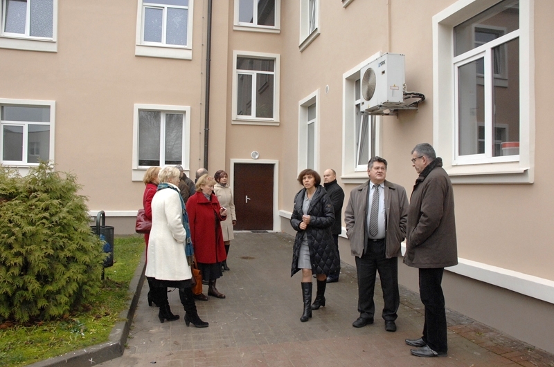 SIA «Bauskas slimnīca» finanšu-uzskaites daļas vadītāja Sandra Drozdovska (trešā no labās) izrāda ēkas fasādes remontu.
Autors: Ivars Bogdanovs