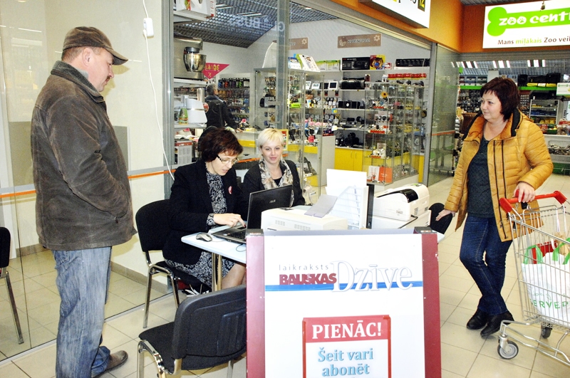 Elgars un Gunita Bauri (no labās) abonē avīzi uz pusgadu, jo vasarā lauku darbu dēļ nepietiek laika lasīt.
Autors: Foto – Ivars Bogdanovs