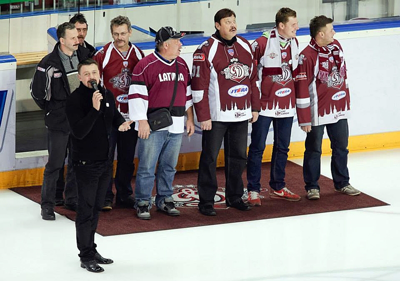 Rīgas «Dinamo» fani – garāko un kuplāko ūsu īpašnieki – tika apbalvoti spēles starplaikā. 
Autors: Foto no Rīgas «Dinamo» Facebook.lv lapas.