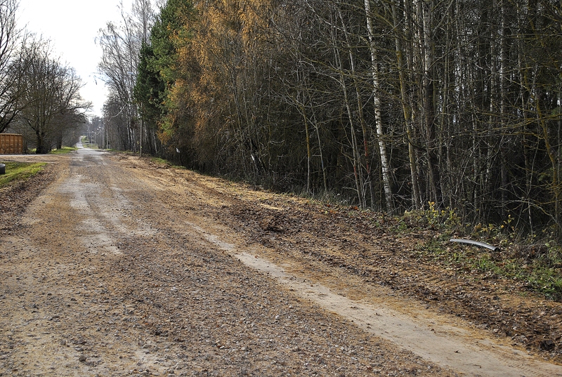 Grantētais ceļš Zorģos nav atjaunots iepriekšējā platumā, tā nomale nav sakārtota atbilstīgi solītajam.
Autors: Foto – Madara Ērgle