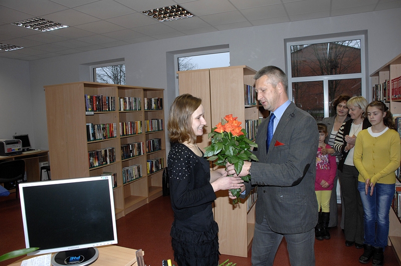 Izremontētajās telpās Mežotnes pagasta pārvaldes vadītājs Normunds Vāvers sveic bibliotēkas vadītāju Elīnu Naglišu.
Autors: Ivars Bogdanovs