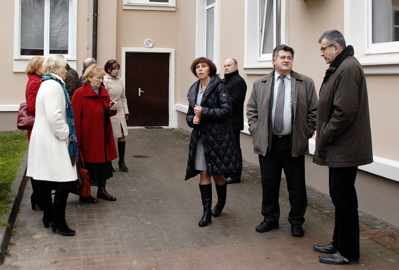 Sandra Drozdovska (trešā no labās), SIA «Bauskas slimnīca» finanšu un uzskaites daļas vadītāja, izrāda ēkas fasādes remontu.
Autors: Ivars Bogdanovs